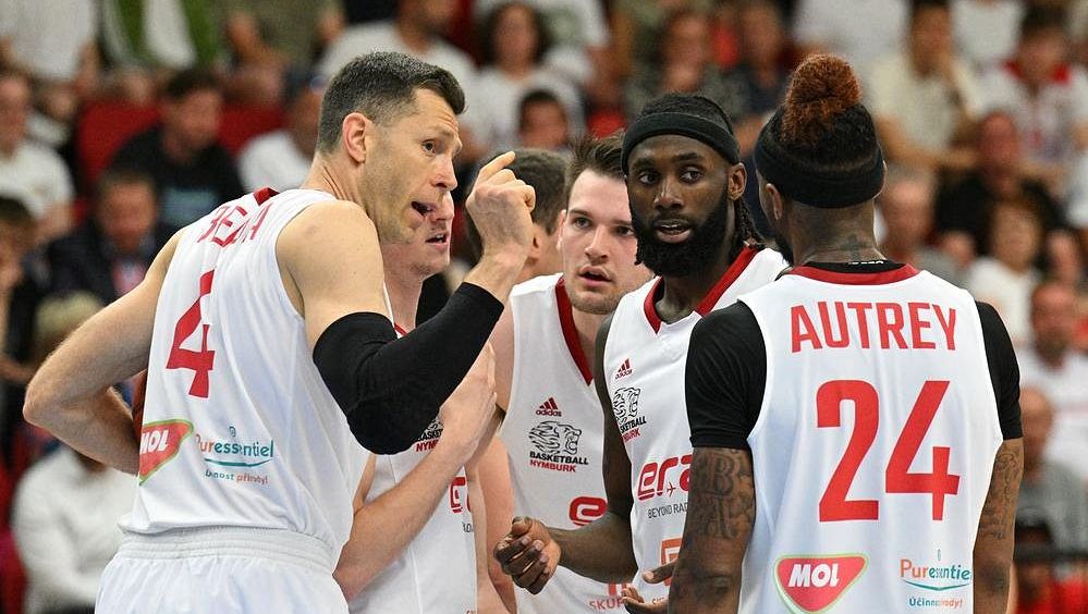 Souboj o bronz v basketbalové lize rozehrál lépe sesazený šampion Nymburk